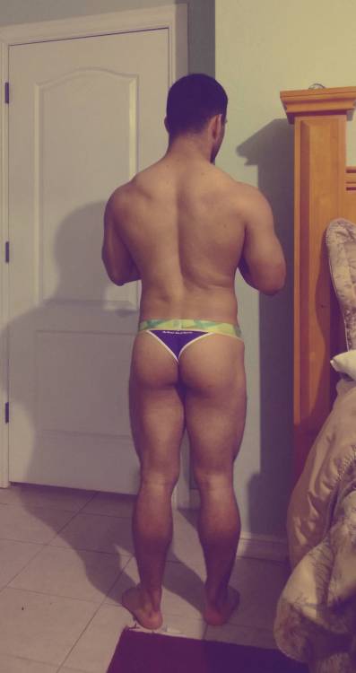 manthongsnstrings:

menwearingthongs:

Woof! Hot ass and thong! 

Is this a Croota thong?
