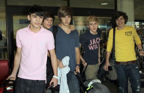 marmarstylinson:

One Direction landing in America for the first time as a band. 

