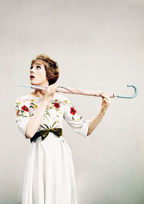 catstudy:

theswinginsixties:

Julie Andrews photographed by Cecil Beaton 

girl got me