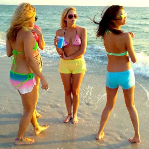 @springbreakers:beach bums never looked this good 
http://bit.ly/SpringBreakers_iTunes