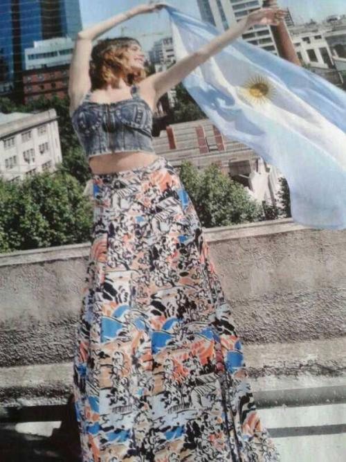 Martina con la bandera de Argentina