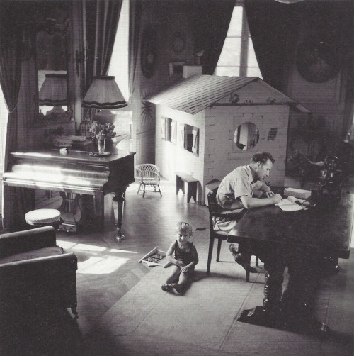Georges Simenon dans son château de Terre-Neuve (Fontenay-le-Comte) par Gaston Paris, 1942