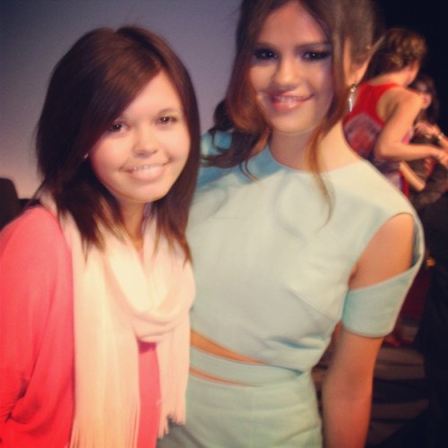 Selena with a fan yesterday. 