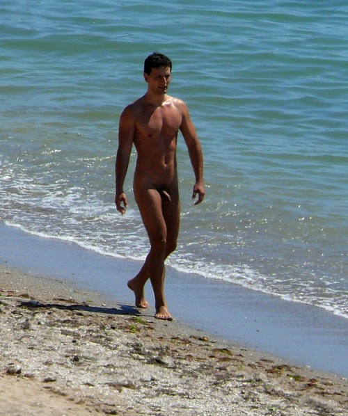 guyzbeach:

Follow Guyzbeach, a collection of natural men naked at the beach&#160;!