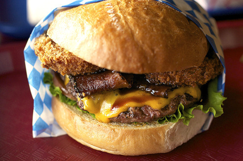 prettygirlfood:

Bacon Burger
