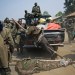 Arrojan de la parte trasera de una camioneta los cuerpos de dos presuntos combatientes del M23. El ejército de la República Democrática del Congo continúa una ofensiva contra los rebeldes del movimiento M23 para proteger la capital de la provincia de Kivu del Norte de Goma. (AFP)