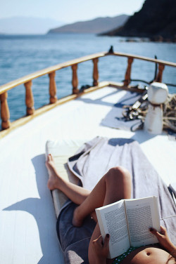 emilanton:

Reading in vacation… the best type of relaxation..
