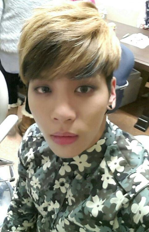 [Trans] Lovely Jonghyun  me2day update 130222 - 

Now watch music bank on time!!!

Credit&#160;: SHINeeme2day 
Translation credit :Forever_SHINee [1]