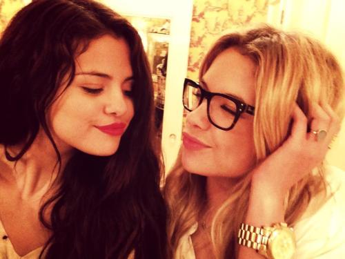 
Selena Gomez with her friend Ashley Benson.
