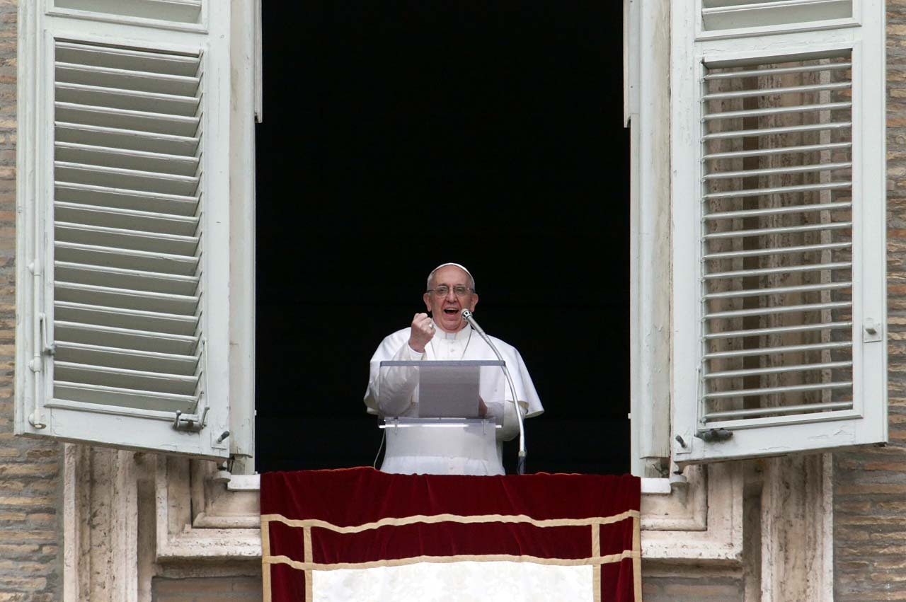 Una multitud acompañó el primer Angelus del Papa Francisco en la Plaza de San Pedro en el Vaticano. (AFP)
