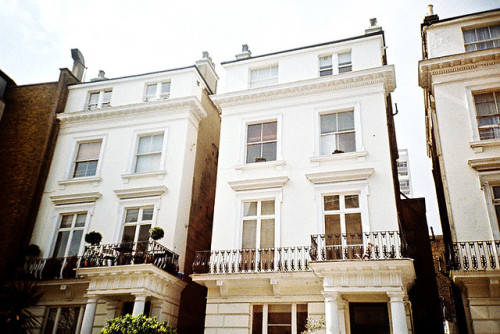palides:

white houses by .redredred on Flickr.
