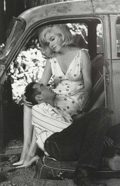 alwaysmarilynmonroe:

Marilyn and Monty film the longest scene in The Misfits in 1960.
