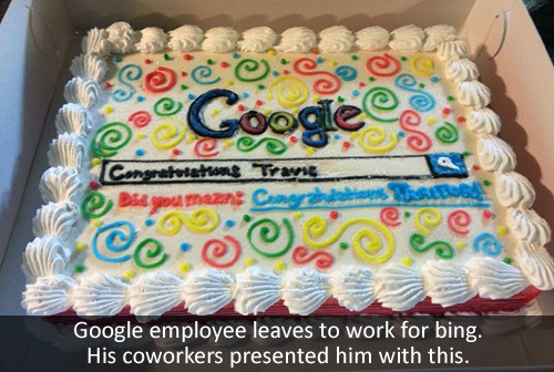 Empleado de google deja de trabajar en el equipo porque se va a Bing.
Sus compañeros lo despidieron con esta tarta. Al loro con el “quizás quiso decir: Felicidades TRAIDOR!