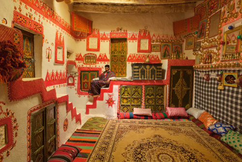 fotojournalismus:

Ghadames, Libya.
Kasim Abdu Salaam Habib, 39, opens his lovingly decorated 600-year-old home to foreign tourists in Ghadames. The house needs repairs, and visitors are scarce these days. But Habib is optimistic. “I want to see Libya as a democracy,” he says.
Photo by George Steinmetz
“For decades Libyans lived under a dictator who twisted their past. Now they must imagine their future.” - New Old Libya, published in February 2013 issue of National Geographic.
(via leastofthese)