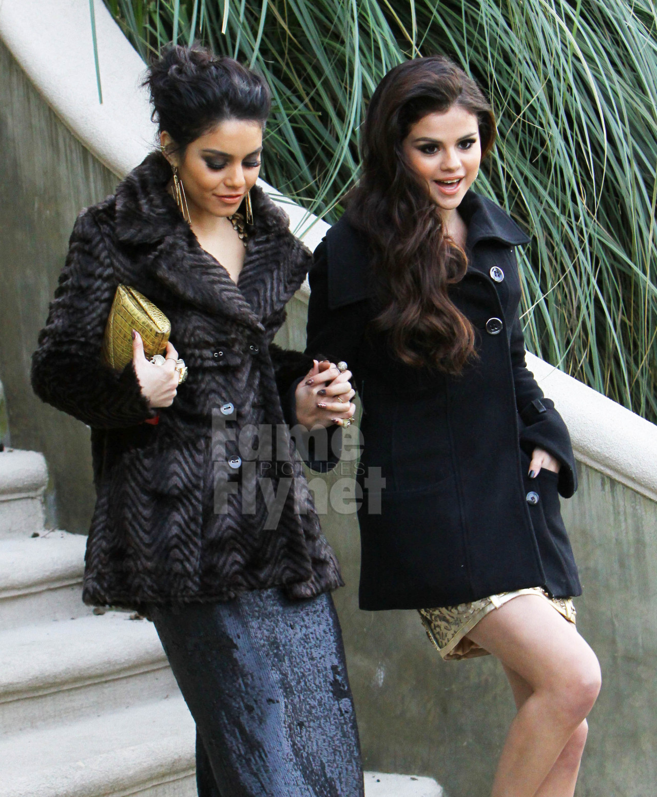 We want to party with @VanessaHudgens & @SelenaGomez! Here they are looking beautiful and heading to the Golden Globes!
