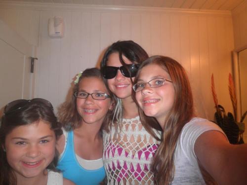 @MorgannPospisil: Found the picture of us when we met @selenagomez in Hawaii a few years back. pic.twitter.com/mxp1BQZ88O

 

