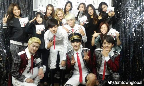 [Photo] SM Official Twitter Update - Girls Generation supporting SHINee ‘Everybody’ 131018 (1P)
Credit: SMTOWNGLOBAL 