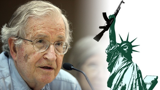 Noam Chomsky: &#8220;EE.UU. es el principal Estado terrorista en el mundo&#8221;

&#8220;EE.UU. es uno de los principales Estados terroristas del mundo según su propia legislación&#8221;, insiste el filósofo y una de las figuras más destacadas de la lingüística del siglo XX, el académico estadounidense Noam Chomsky.



“He sacado las definiciones oficiales de terrorismo (…) que existen en la ley de EE.UU. y del Reino Unido. Son unas definiciones precisas, pero tienen un fallo: si las aplicas, resulta que EE.UU. es uno de los principales estados terroristas en el mundo”, explicó Chomsky a la cadena iraní Press TV.El lingüista detalló que está escribiendo sobre terrorismo desde 1981, desde que Ronald Reagan asumió la presidencia de su país y que siempre predijo que la guerra contra el terrorismo estaría en el centro de la mesa de la política de EE.UU. Para Chomsky, uno de los ejemplos de los “crímenes” de Washington fue la invasión a Irak en 2003.“EE.UU. y el Reino Unido intentaron proveer un tipo de excusa legal para la invasión. Apelaron, como se sabe, a que Saddam Husein no había cerrado el programa de armas de destrucción masiva”, comenta el lingüista y destaca que el hecho nunca pudo ser probado. Sin embargo, Irak tuvo que pagar muy caro una acusación puramente “imaginaria”.


Texto completo en: http://actualidad.rt.com/actualidad/view/85161-eeuu-principal-terrorista