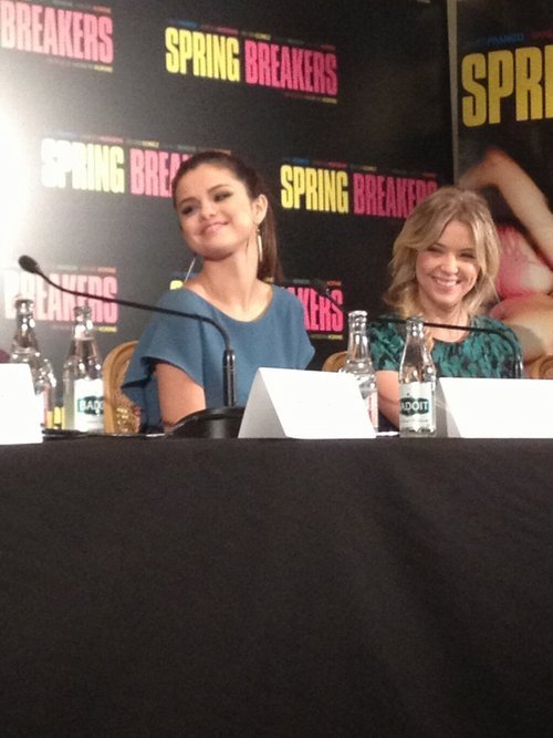 
Selena and Ashley at the french spring breakers press conference.
