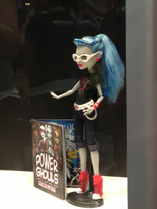 An adorable Ghoulia wearing the same shirt as the MH peeps!

FYI she&#8217;s not for sale