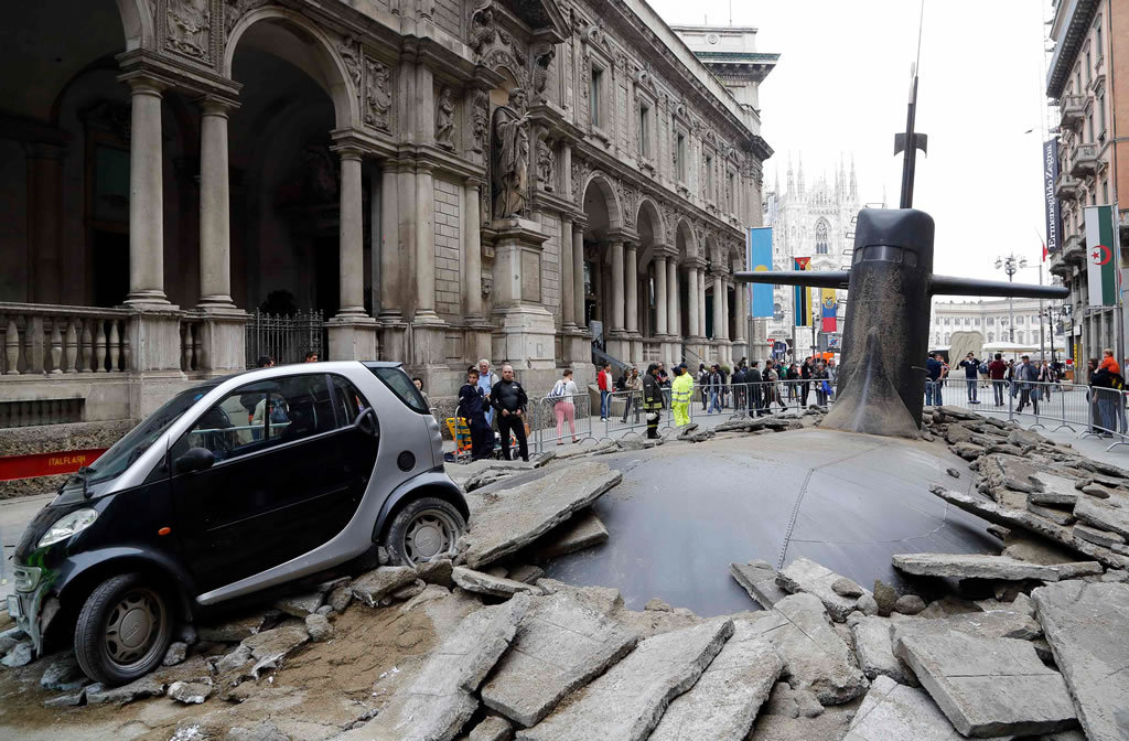 Um submarino no meio da rua!
Foi isso que alguns moradores de Milão viram ao acordar. Acreditando ser um acidente real, eles na verdade acabaram fazendo parte de uma jogada comercial de uma companhia de seguros.