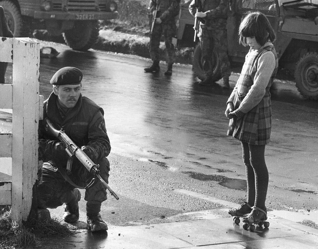 uncertaintimes:

Curious young girl on roller skates interrupts army patrol during the Battle of the Bogside, Northern Ireland, 1969.
Clive Limpkin
@HistoricalPics @phirnis
