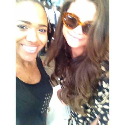 @KianaFlorentino:Bad picture but my first picture with @selenagomez I love you boo 