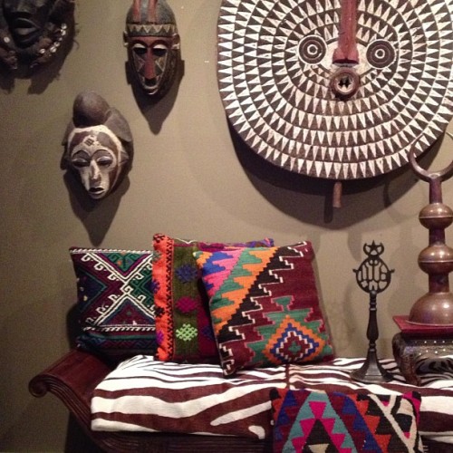 #cushions day 5 - #7vignettes  #african #africanmasks #turkishpillows  #turkish #turkishalems #indonesian #zebrarug #danmask #ivorycoast #bobomask #sunmask #baulemask #vignette #instaphoto #instapictures #interior #interiordecor #decor #decoration