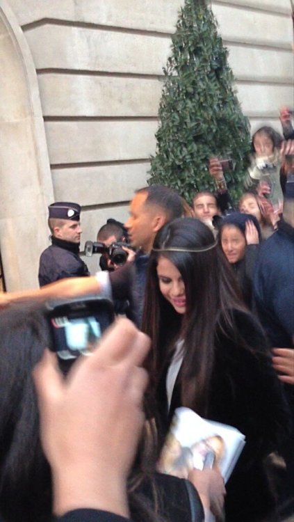 Selena signing autographs today for fans (#1)