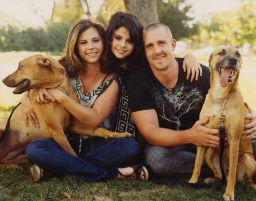A new/old photo of Selena Gomez with her mother Mandy, her stepdad Brian and their dogs.