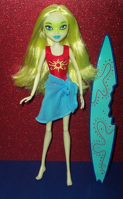 dollienews:

Mary Mourning and Sunny Burns from Jakks Pacific’s Zombie Girls.
They use the same body as the Winx Club dolls.
Photo’s belong to Venivididolli, and more information can be read at her Flickr.
