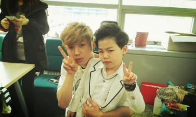 [TRANS] Lillhwang (twitter): With Changjo hyung at the Inkigayo waiting room heheㅎㅎ!!! 

trans cr: oursupaluv/ twitter
