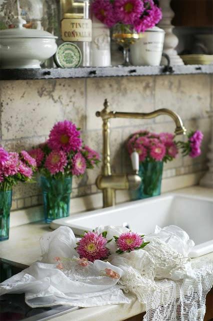 countrysidelife:

Shabby Chic Kitchen Sink
