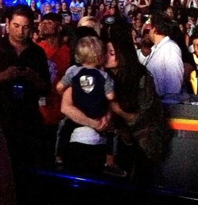 New/Old photo of Selena kissing Jaxon (Justin Bieber&#8217;s little brother) at Believe Tour. 