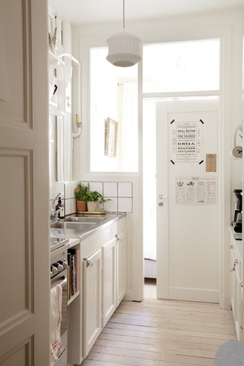 myidealhome:

white kitchen (via Lovely Life)
