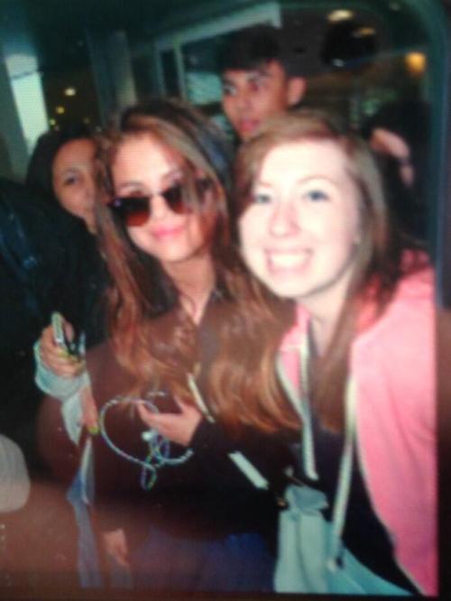 @CakeLikeJessica: My photo of a photo with Selena gomez just now !!!!