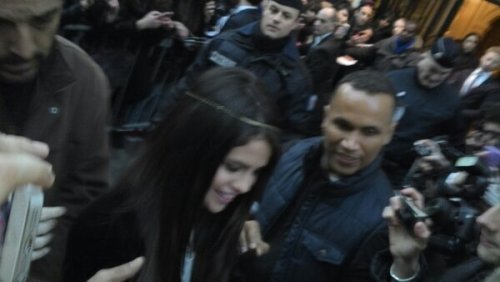 Selena signing autographs today for fans (#2)