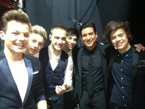 hipstapotato:

@MarioLopezExtra: “With the boys from @OneDirection back stage right before they perform on @TheXFactorUSA . Cool bunch of guys…”