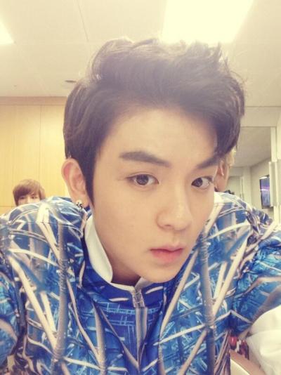 [ricky/ twitter update]:곧 무대올라가기전 ㅎ 민수형 몰래^^ #긴생머리그녀 
trans: Right before going up on stageㅎ secretly- minsoo hyung^^ #긴생머리그녀
trans cr: oursupaluv/ twitter