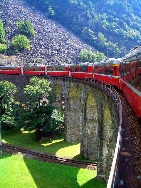 Trem no viaduto Brusio em Grisões, Suíça (por stack1960 ).