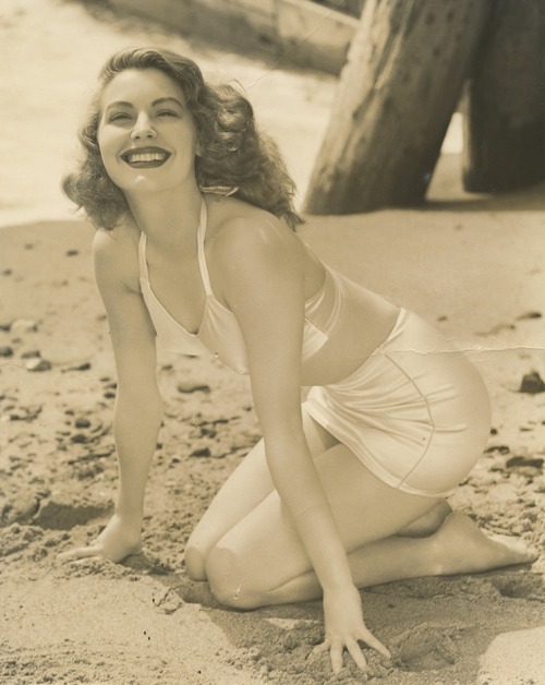 vintagechampagnefever:

Ava Gardner stuns at the beach 
