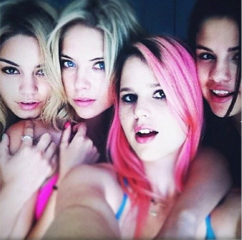 <br />itsashbenzo: Who’s ready for spring break this weekend?? #springbreakers<br />