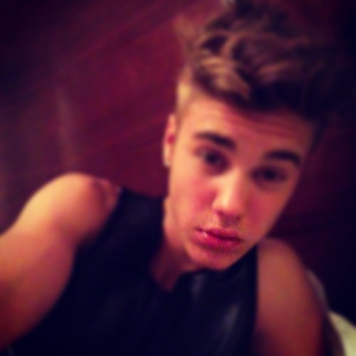 @justinbieber Just my lips in focus you should kiss me if you notice