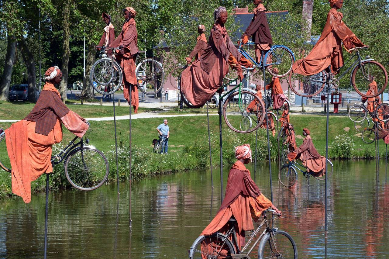 Esculturas realizadas por el artista Guy Lorgeret y llamadas “retorno a Betton" instaladas en un parque de la ciudad de Rennes, Francia. Las esculturas representan gente migrando en bicicletas, reclamando por su libertad mientras rechazan competir entre ellas. (AFP)