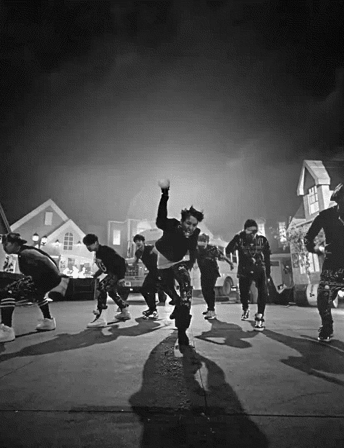 Les Bangtan Boys sont un nouveau groupe masculin de hip hop de la Big Hit Entertainment. Bien qu'ils soient de jeunes rappeurs, ils ont déjà de l'expérience et écrivent eux mêmes leurs textes. Le groupe comprends maintenant 7 garçons, nommés Jin, Suga, J-HOPE, Jeongguk, Jimin, Rap Monster, et V