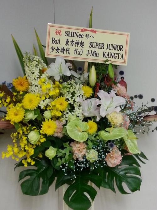 [Photo] Flower Stand from S.M Family for ‘SHINee World 2013~ Boys Meet U’ @ Saitama Super Arena 130628
Credit: Homin020618