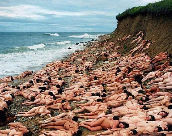Milhares de corpos venezuelanos são encontrados em uma praia da Bolívia. A informação é a de que o governo de Maduro despejou no mar pelo menos 2.000 contêineres com corpos de opositores.
#AcuerdaVenezuela
(colaboração @ivan )