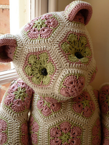 podkins:

I’m sure that quite a few of you have seen the amazing teddy bears made using the African Flower squares on Ravelry.  Here’s a little beauty!

Lollo the African Flower Bear
by Heidi Bears
from Heidi Bears Blog

This little bear however was made by the incredibly talented hamishbrown on Ravelry, using the above pattern. Lovely work!

