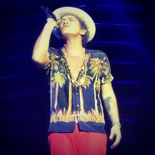 bmars-news:  "nellieaton: still can&#8217;t believe how close we were!?! #brunomars #moonshinejungletour”