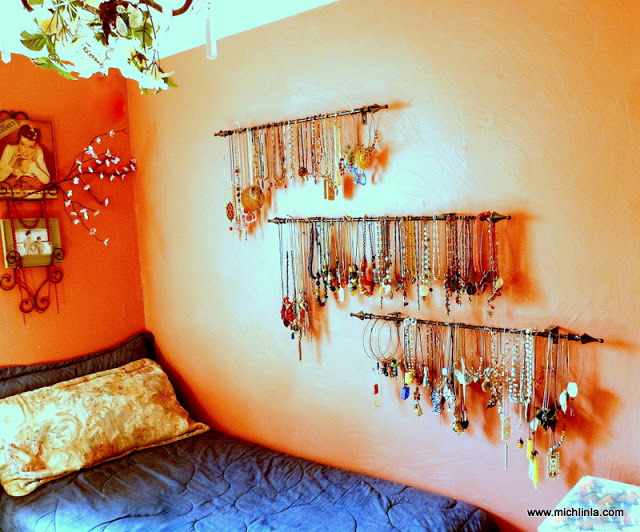truebluemeandyou:  DIY Curtain Род Jewelry Display from Mich L. in L.A. here. I really like this idea because it is cheap, and practical expandable. For more DIY jewelry displays (в том числе ideas for craft fairs) go here: truebluemeandyou.tumblr.com/tagged/jewelry-display  успешно ablacim , больше не было?